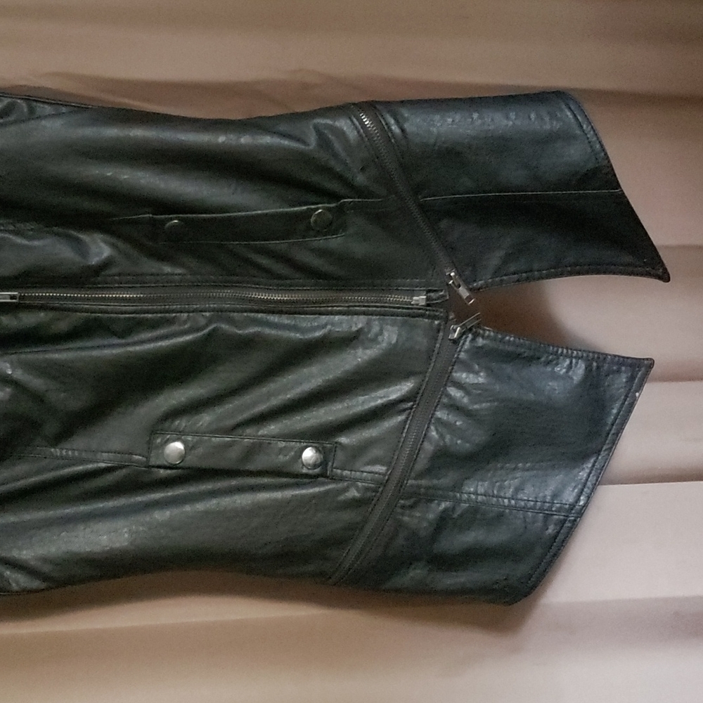 Vest - Picture 7 of 11